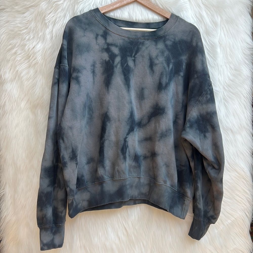JO&co tie dye crewneck sweatshirt gray and black